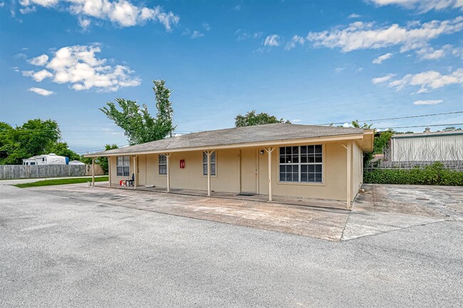 Building Photo - 2 br, 1 bath Duplex - 8430 Round Rock Drive 5