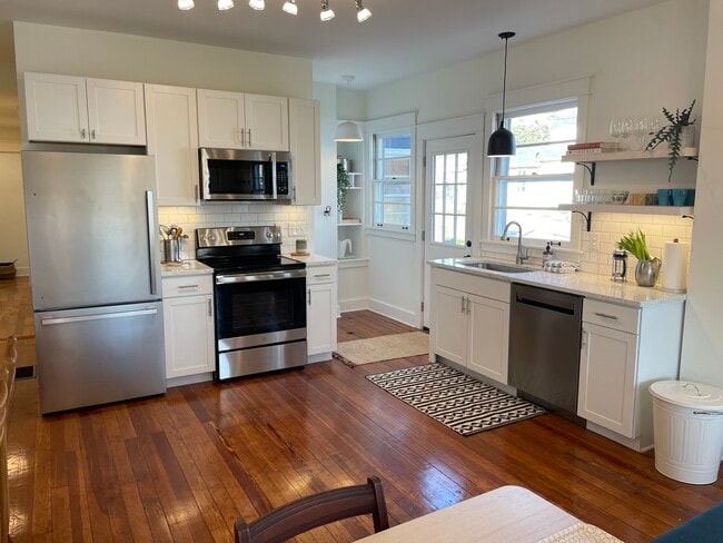 Full Kitchen - 2041 Payne St