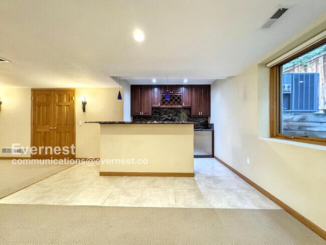 Building Photo - 990 Utica Cir