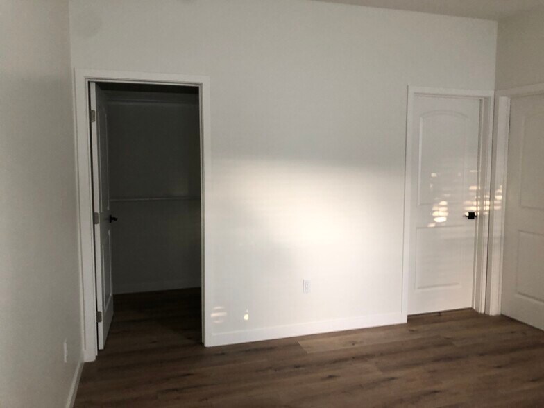 Building Photo - 6540 Gaviota Ave
