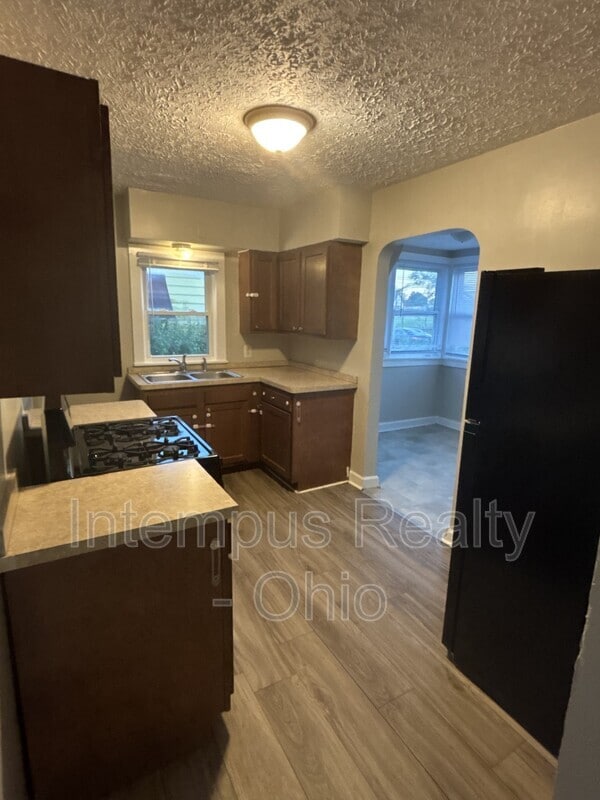 Building Photo - 692 S Wheatland Ave