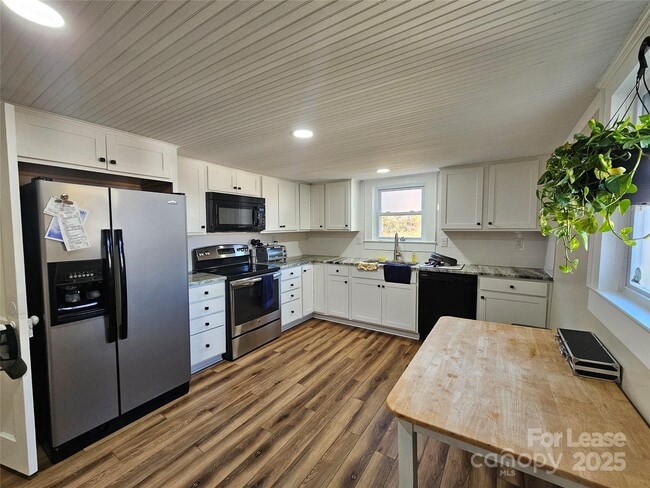 Building Photo - 208 W Main St