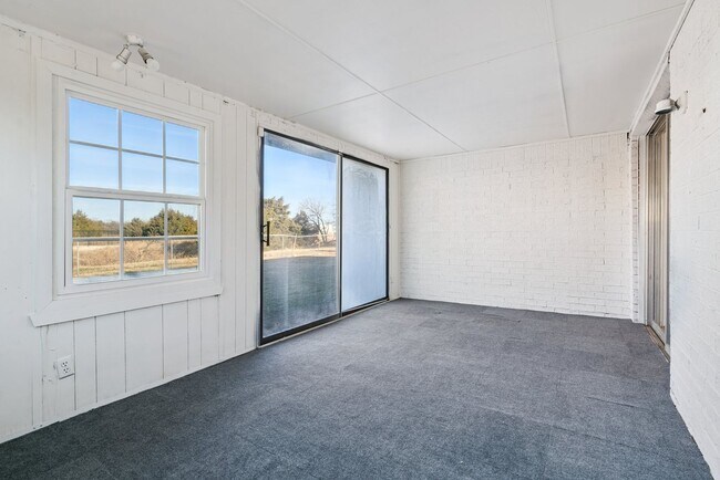 Building Photo - 3-Bedroom Home Near Dining, Shopping & Broadway Extension