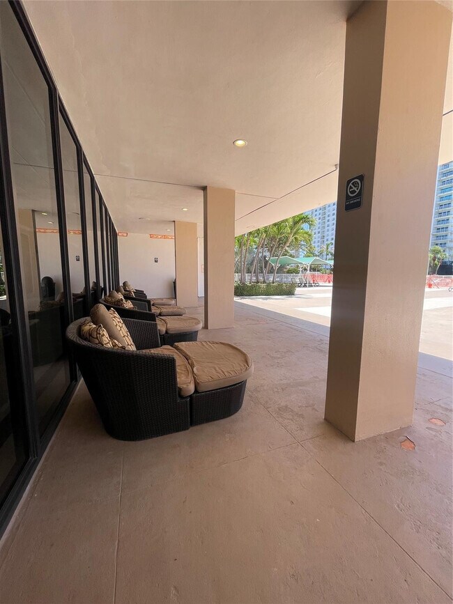 Building Photo - 400 Kings Point Dr