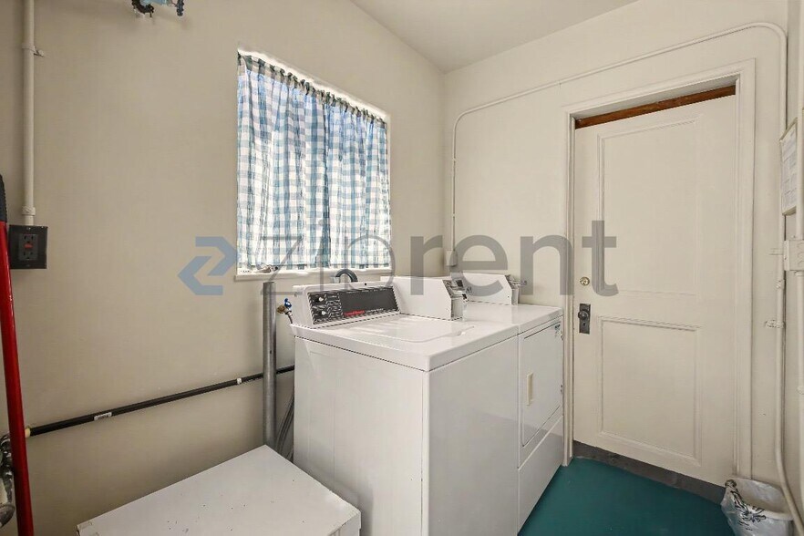 Building Photo - Unit