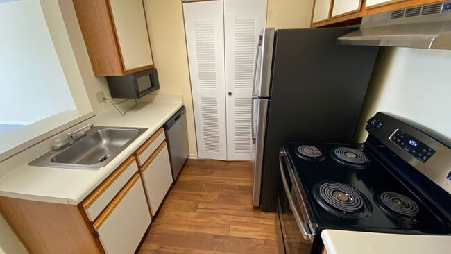 Building Photo - One Bedroom One Bath Condo in Tradewinds a...