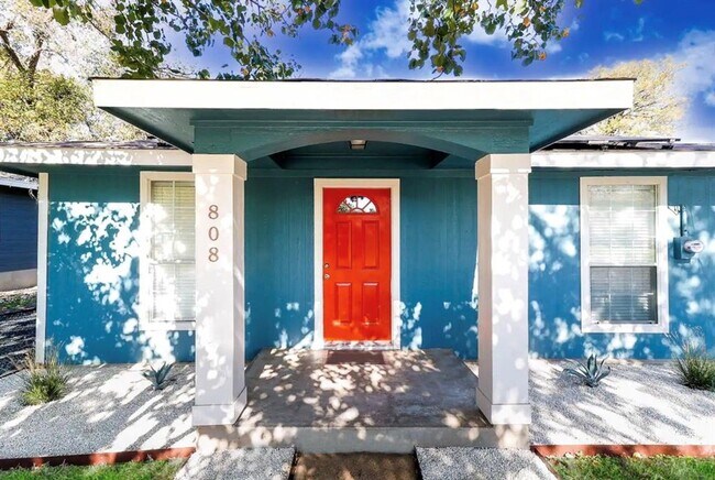 Primary Photo - Incredible Downtown Round Rock Home for Rent