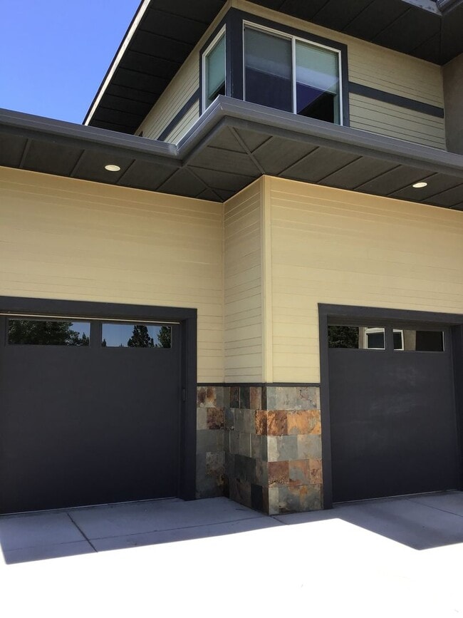 Building Photo - Gorgeous 4 Bedroom Home on Awbrey Butte!