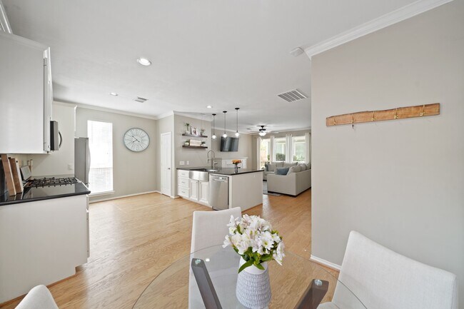 Building Photo - 1413 W 26th St