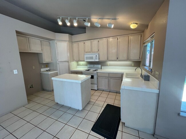 Building Photo - Single story home in convenient Salida!
