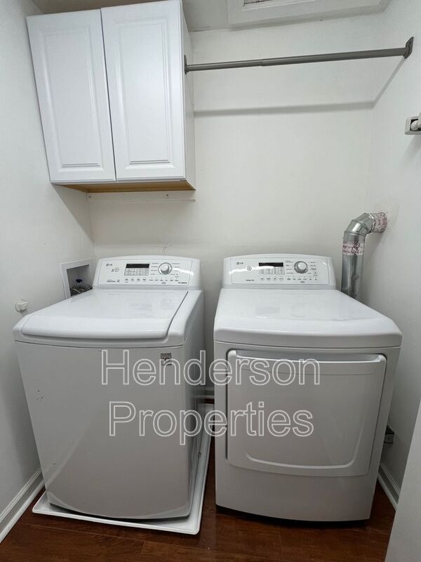 Building Photo - 1109 E Morehead St