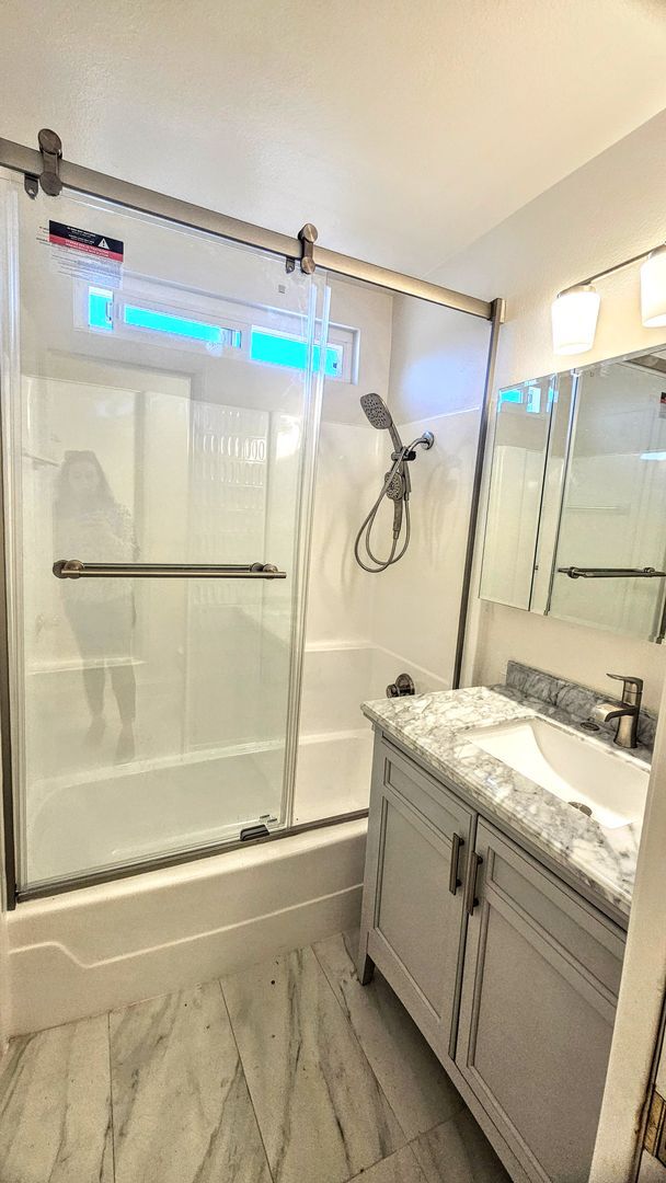 Building Photo - Gorgeous Remodeled 3bed 3bath 2 car garage...