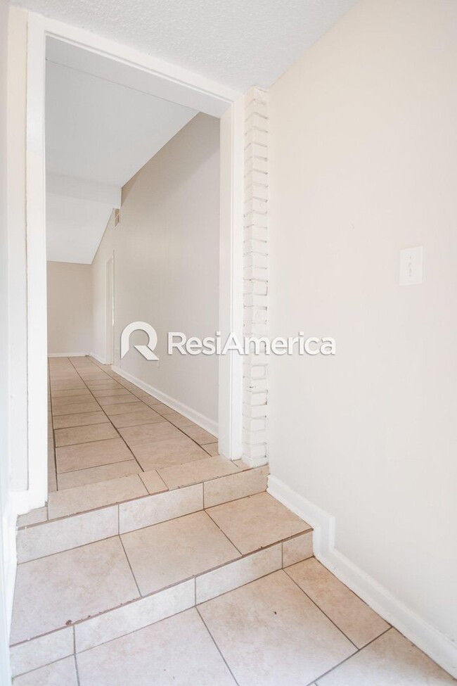 Building Photo - Renovated 3/2 in Great Location!