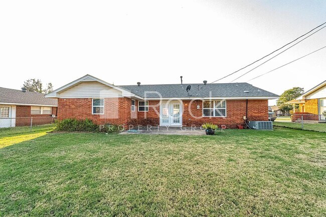 Building Photo - 3 Bedroom Home with 2-Car Garage and Covered Parking