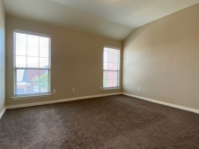 Building Photo - Lovely 2 bedroom townhome in very desirabl...