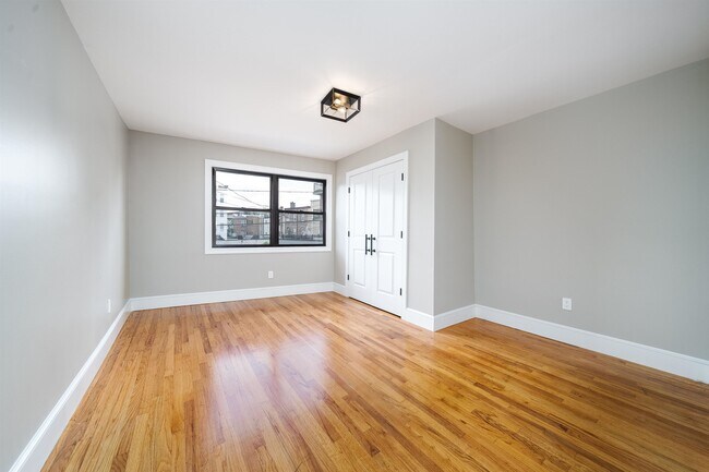 Building Photo - 381 1st St