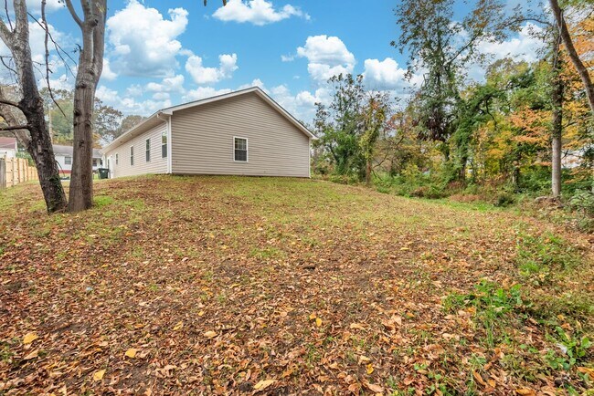 Building Photo - $500 OFF Special - 4Bd/ 2Bath Ranch Style home mins from Downtown Burlington