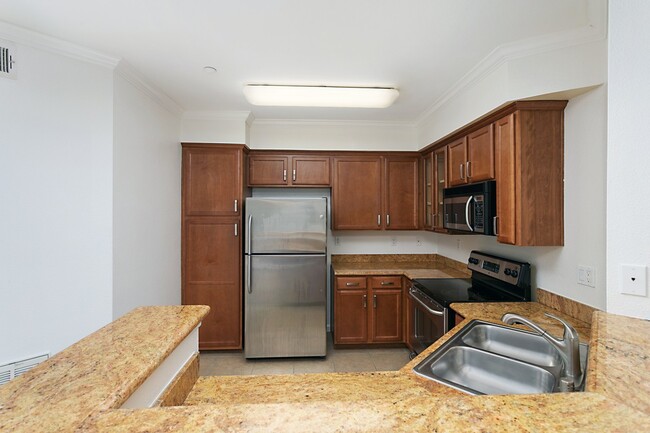 Building Photo - *** LIGHT & BRIGHT UPGRADED ONE BEDROOM, W...