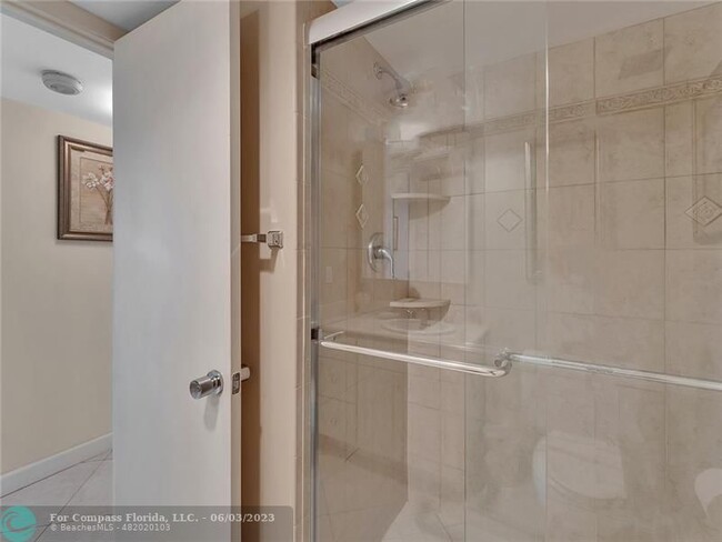 Building Photo - 1150 Hillsboro Mile-