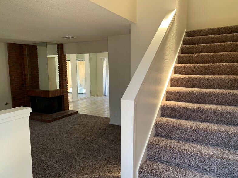 Building Photo - 2448 Pickwick Dr