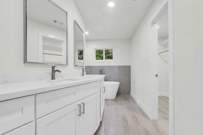 Building Photo - 1602 Pine Oak Dr