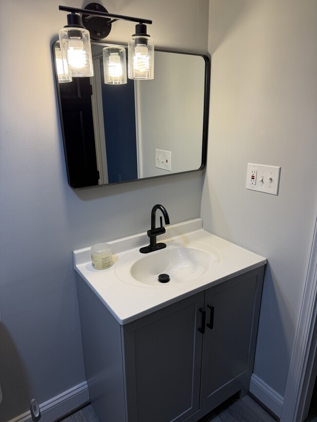 Building Photo - 2001 Boone St