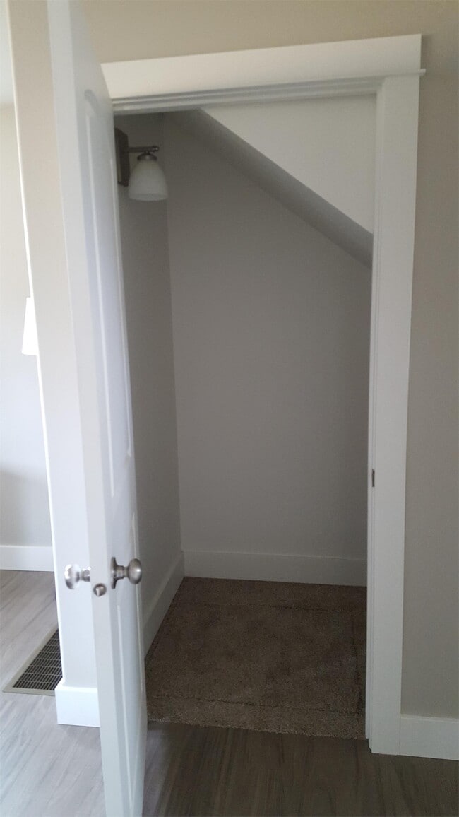 Building Photo - 726 Forest Glen Dr