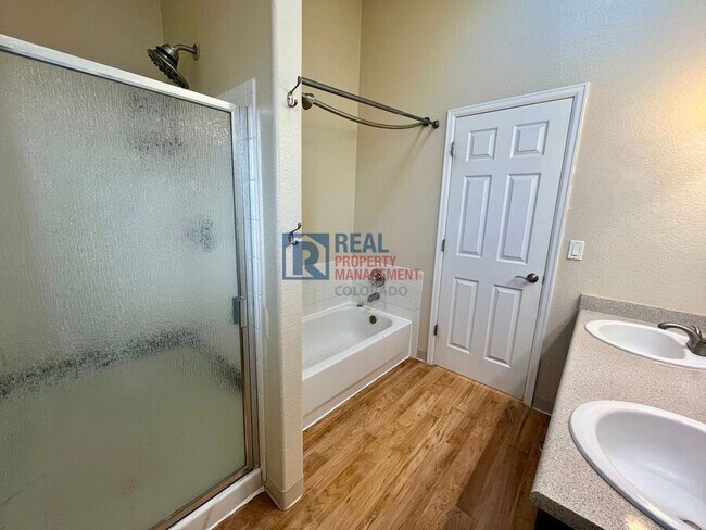 Building Photo - 5225 Deephaven Ct