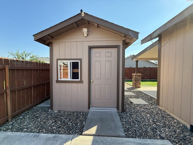 Building Photo - 3 bed, 2 bath home in West Pasco