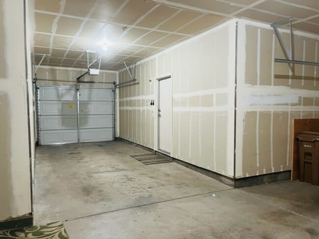 Building Photo - Beautiful Tri-Level Condominium in Gated Elk Grove Community!