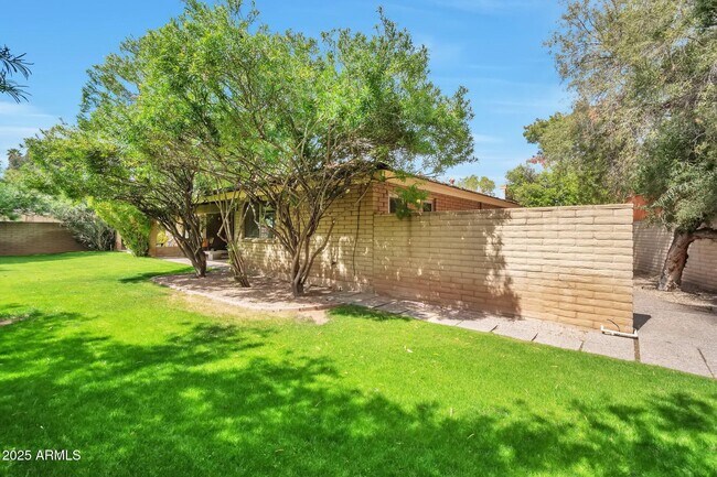 Building Photo - 2115 E Balboa Dr