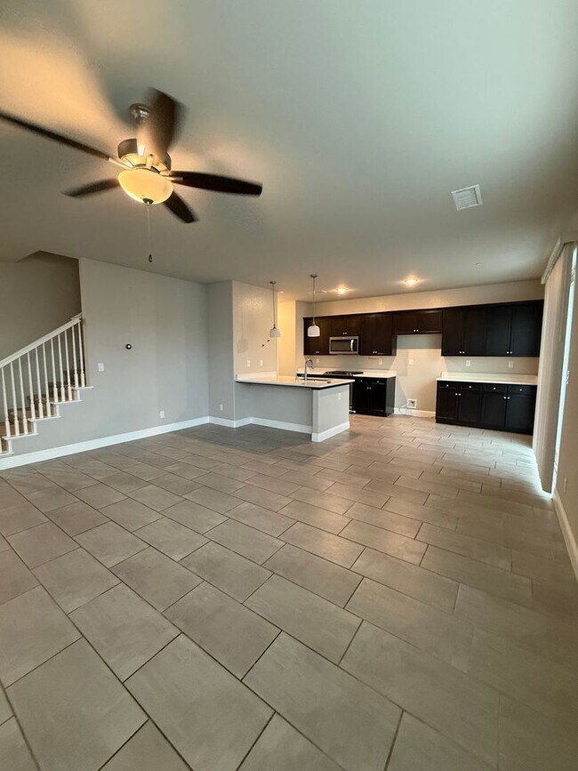 Building Photo - Charming 3-Bedroom Home in Family-Friendly 93727 Neighborhood