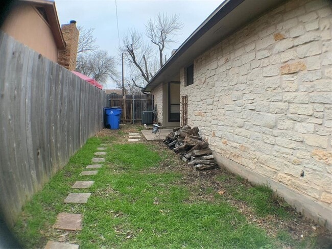 Building Photo - 16041 Stoneham Cir