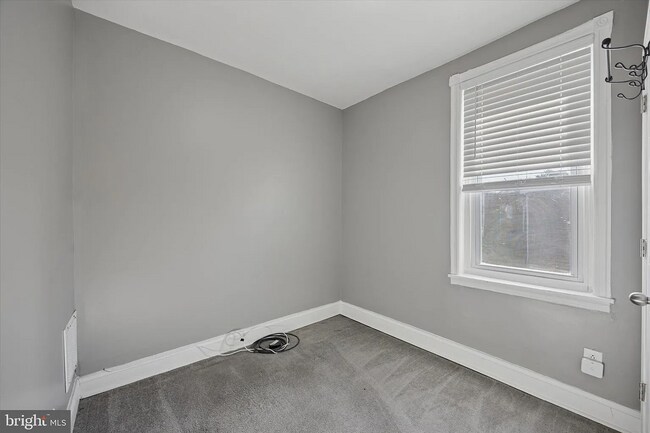 Building Photo - Modern 3-Bedroom Rowhome with Backyard Pat...