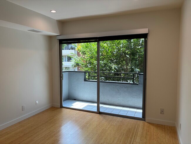Building Photo - 1250 N Kings Rd