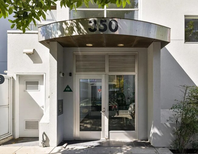 Building Photo - Modern Three Level 2 Bedroom/2 Bath Condo Loft Available Now!