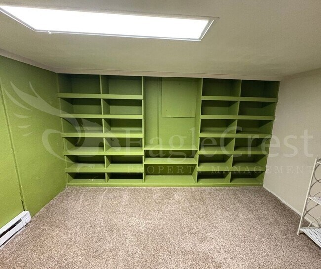Building Photo - Three Bedroom, Two Bathroom House Near Sha...