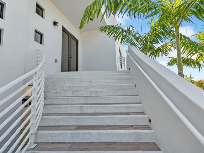 Building Photo - 273 W Seaview Dr