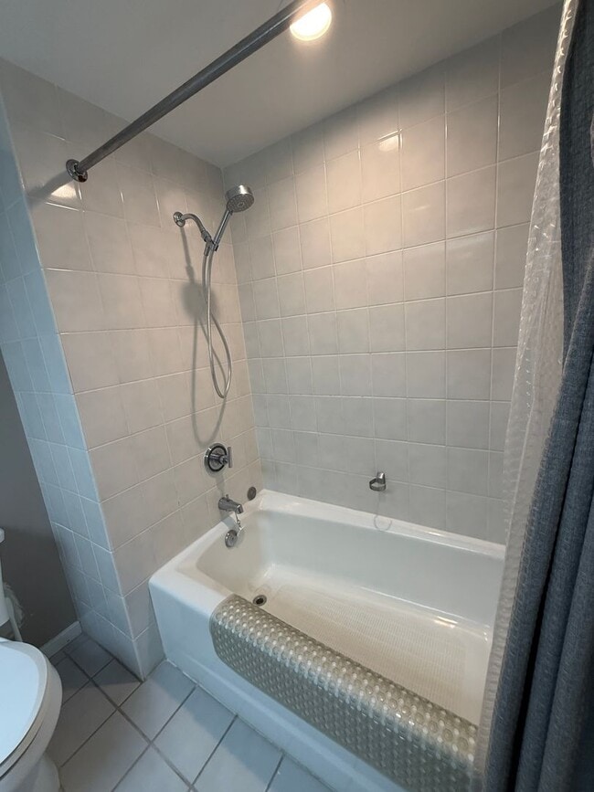 Building Photo - Uraku Tower 17 A Luxury Living!