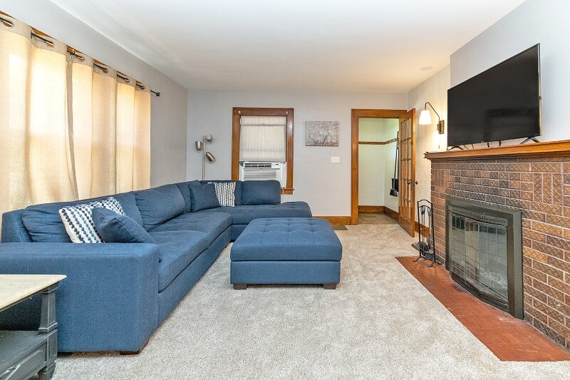 Building Photo - 321 W Lapeer St