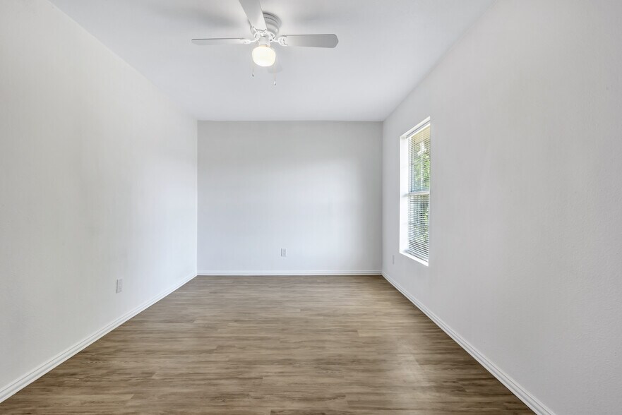 Building Photo - 901 Bessie St