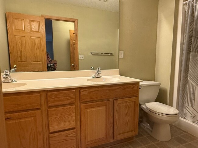 Building Photo - 2 Bed Plus LOFT - Great Location