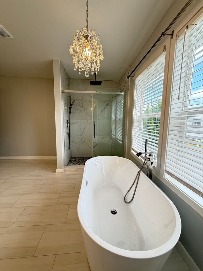 Building Photo - Move in Ready Luxury 4 Bedroom, 2.5 bath h...