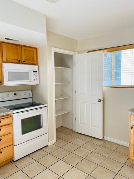 Building Photo - 428 E Park Oak Pl