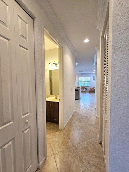 Building Photo - 7533 Topiary Ave