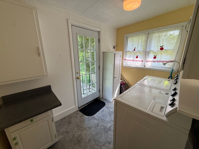 Building Photo - 2 Bedroom Home Available August 2026