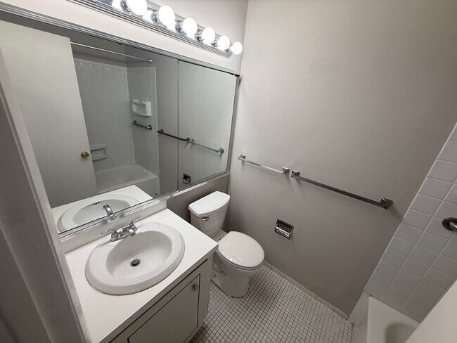 Building Photo - 326B Saybrook Lane