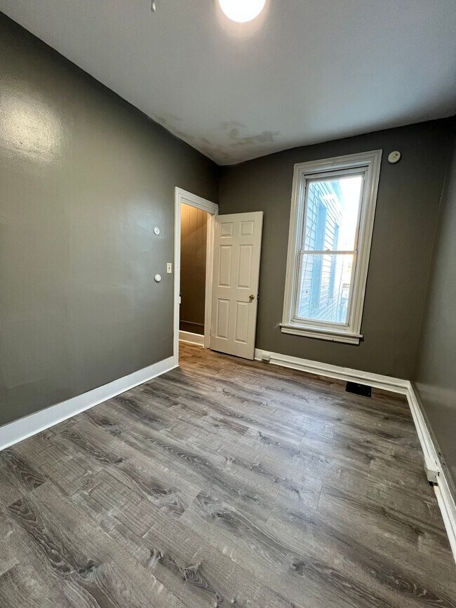 Building Photo - 5 Bedroom 1 Bath Home Available