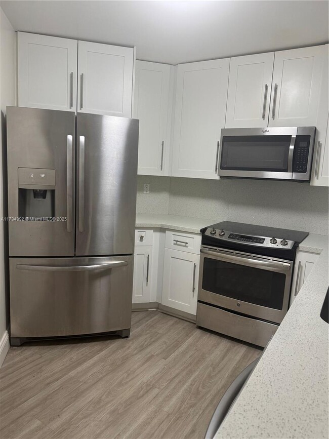 Building Photo - 9419 Fontainebleau Blvd