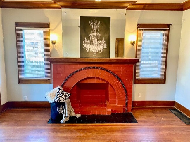 Building Photo - 2 bedrooms with sunroom, 1 bath , spacious...